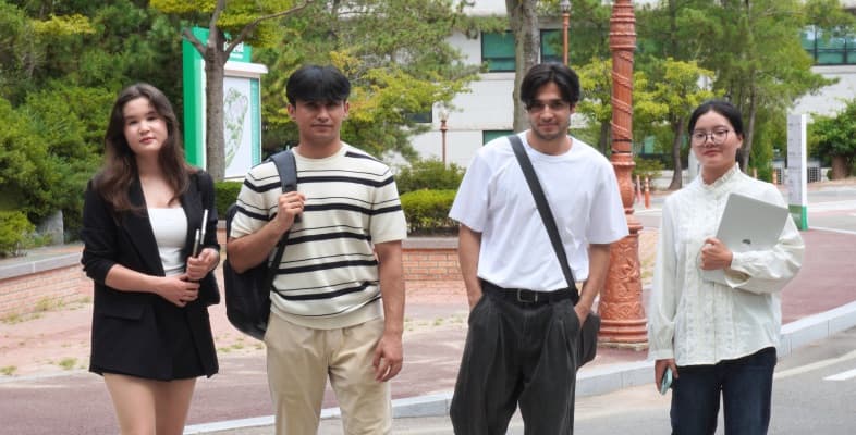 Students on a Korean university campus